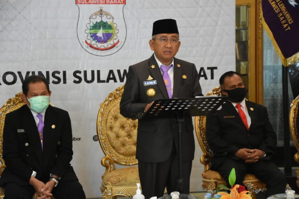 Gubernur Ali Baal Dikukuhkan Sebagai Ketua IKAL Sulbar 2020-2025