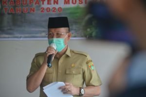 Anggota DPR RI Salurkan Bantuan Aspirasi Peremajaan Karet ke Petani di Mura