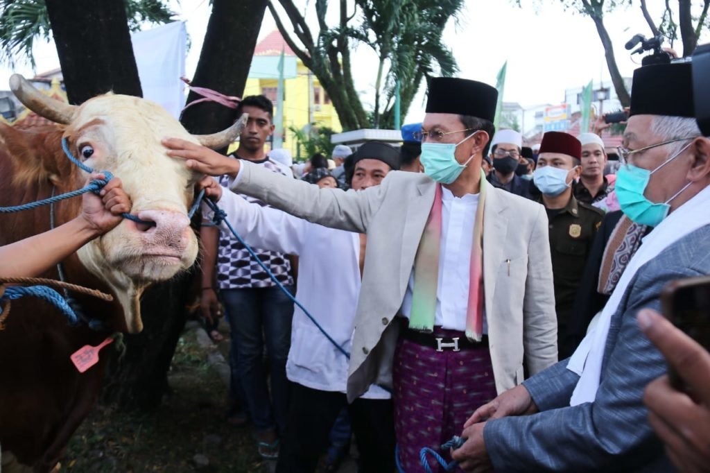 Wako Palembang Serahkan Sapi Limosin Usai Salat Idul Adha di Masjid Agung