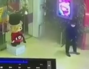 Terekam CCTV, Pencuri Modus Geser Tas Isi Laptop Beraksi di Mal Pejaten Village Jakarta Selatan