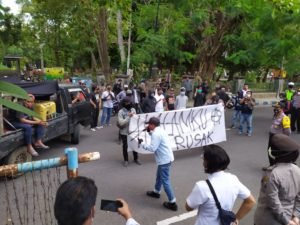 Mahasiswa Tulungagung Demo Tambang Pasir Ilegal Kali Brantas Ditutup