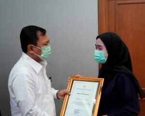 Gugur Saat Tangani Covid-19, Empat Ahli Waris Terima Santunan dari Menkes Terawan