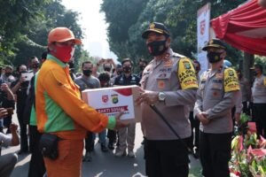 Kapolda Metro Jaya Bagikan 15.000 Paket Sembako ke Warga Masyarakat Terdampak Covid-19