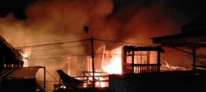 Diduga Konsleting Listrik, Belasan Rumah di Lorong Serengam Hangus Terbakar