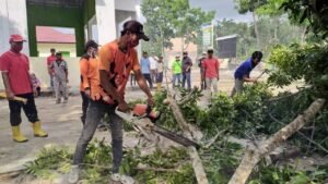 Warga Mendis Kompak Bersih-bersih Area Jaringan MEP