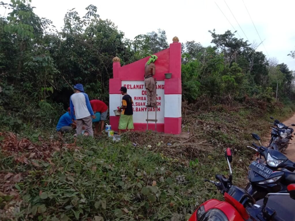 Sambut HUT RI ke 75, Desa Rimba Terap Banyuasin Cat Tugu Desa