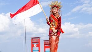 Nanda Artika Natasya, Puteri Remaja Indonesia Sumsel 2020 mengibarkan Bendera Merah Putih di atas bangunan Monpera Palembang dalam rangka memeriahkan HUT ke-75 Republik Indonesia (Dok. Pribadi Nanda Artika Natasya / Mattanews.co)