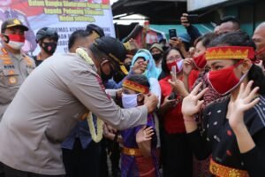 Kunjungi Pasar Pulau Brayan, Kapoldasu Disambut Tarian Tor-Tor