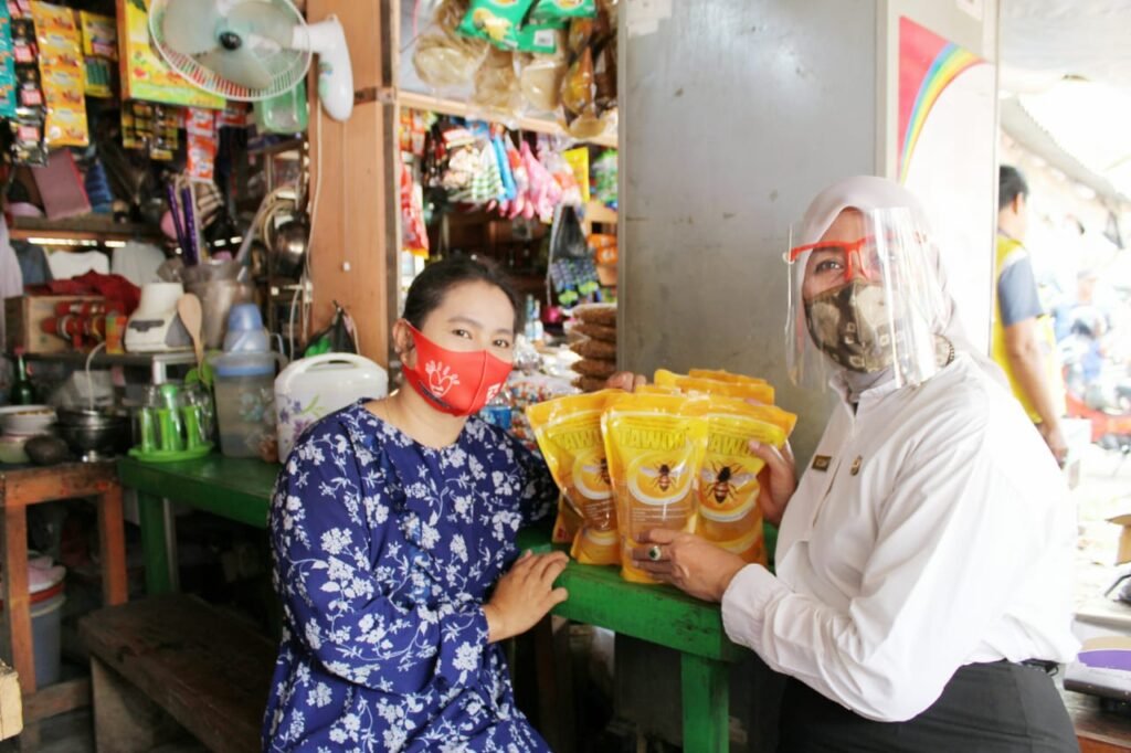 Pulihkan Ekonomi Usaha Kecil, Pemkab Muba Bagi-bagi Minyak Goreng dan Masker
