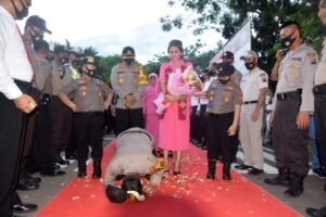 Akhiri Masa Jabatan, AKBP Deni Kurniawan Sujud Syukur di Gerbang Mapolres Nias