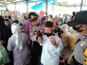 Kapolsek Sungayang Turun ke Pasar Imbau Warganya Pakai Masker
