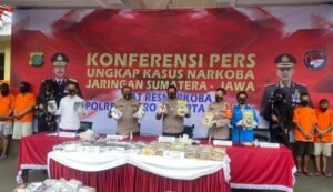 Ungkap Jaringan Pengedar Narkoba, Polres Jaksel Sita Ratusan Kilogram Ganja dan Sabu Dibungkus Buku LKS