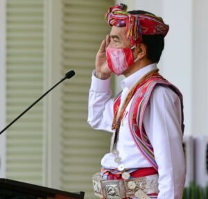 Presiden Jokowi Berbaju Adat NTT Saat Pimpin Upacara di Istana Merdeka