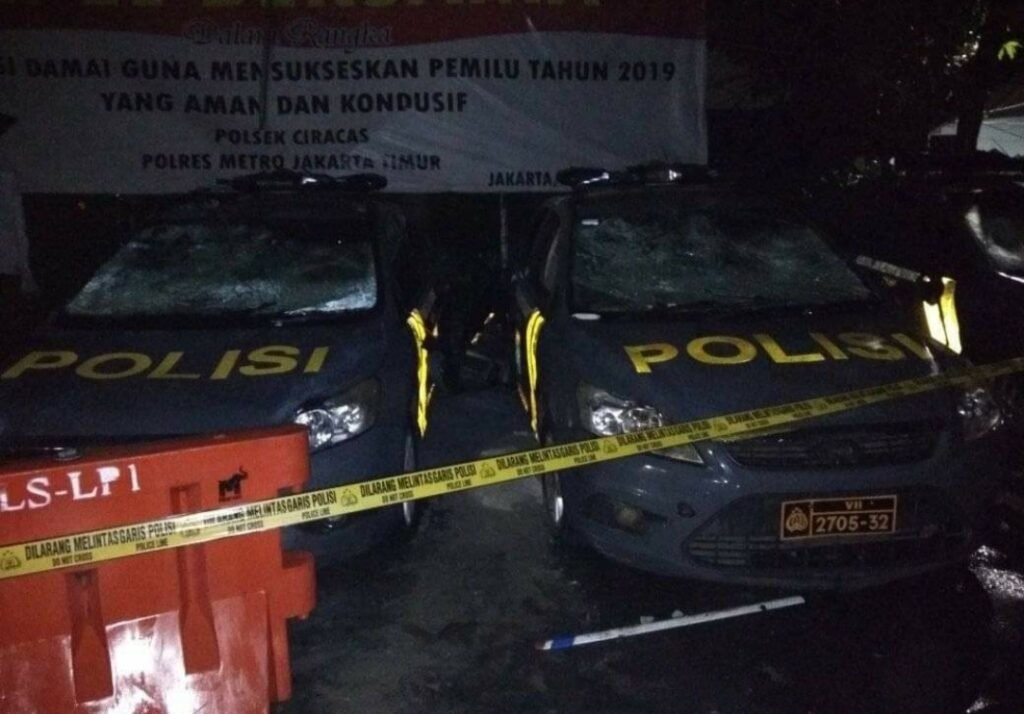 Sejumlah Orang Tak Dikenal Serang Mapolsek Ciracas Jaktim