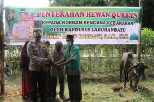 Kapolres Labuhanbatu Serahkan Kurban Bagi Korban Kebakaran