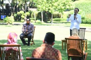 Serahkan Bantuan Modal Kerja, Presiden Jokowi: Usahakan Tetap Bertahan Hingga Keadaan Kembali Normal
