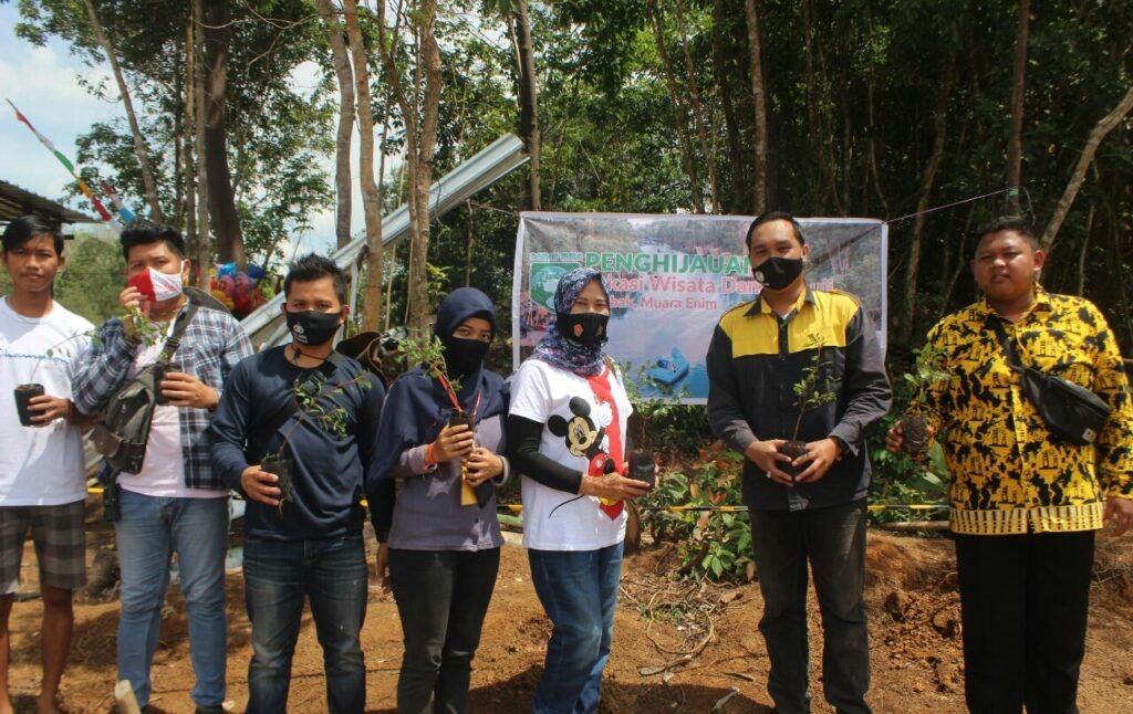 PW IPM Sumsel Bagikan Ratusan Bibit Tanaman ke Wisata di Muara Enim