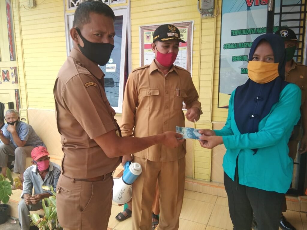 BST Kabupaten Tanah Datar Diserahkan ke Warga Terdampak Covid-19