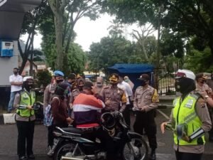 Forkopimda- Kapolres Tanah Datar Bagikan Masker di Pasar Batusangkar