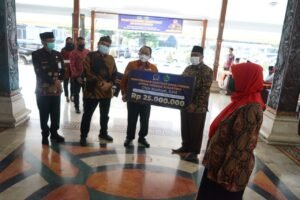 Bupati Blitar Serahkan Bantuan Pendidikan Agama Hingga Ratusan Juta