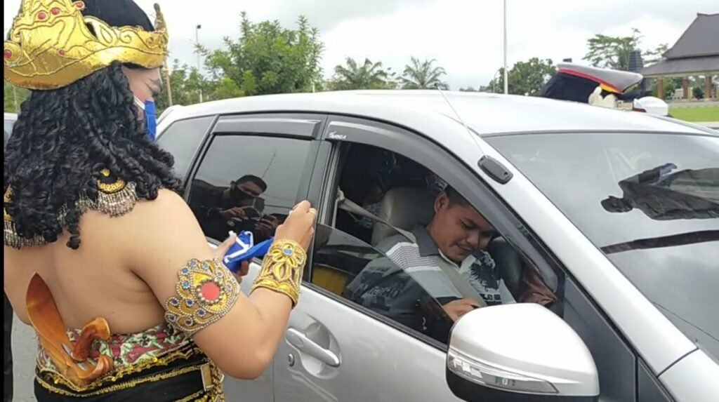 ‘Gajah Mada’ Bagikan Masker di Jalanan Blitar