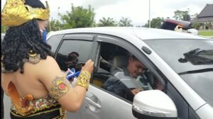 ‘Gajah Mada’ Bagikan Masker di Jalanan Blitar