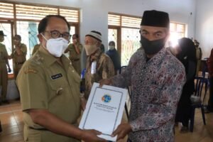 Bupati Blitar Serahkan Ribuan Sertifikat PTSL ke Warga Jambepawon