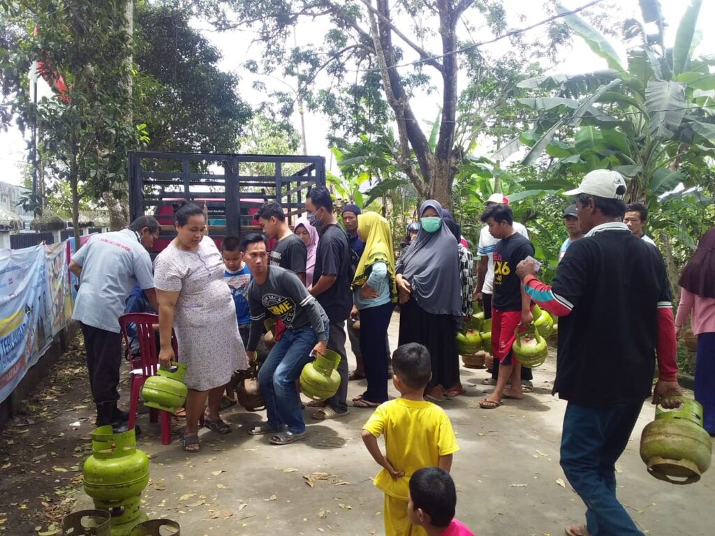 Warga Kelurahan Karya Mulya Antri Gas Elpiji Murah