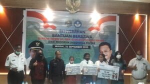 Dukung Pengembangan SDM di Raja Ampat, Robert J Kardinal Beri Beasiswa