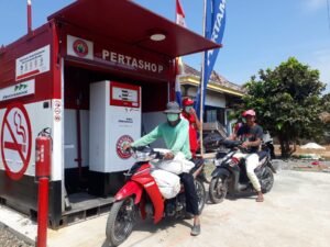 Suasana pengisian BBM jenis Pertamax di Pertashop Desa Jejawi, Kecamatan Jejawi, Kabupaten Ogan Komering Ilir, Sumsel.