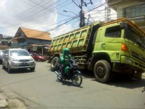 Truk Fuso Sebabkan Macet Panjang di Belakang Kantor Gubernur