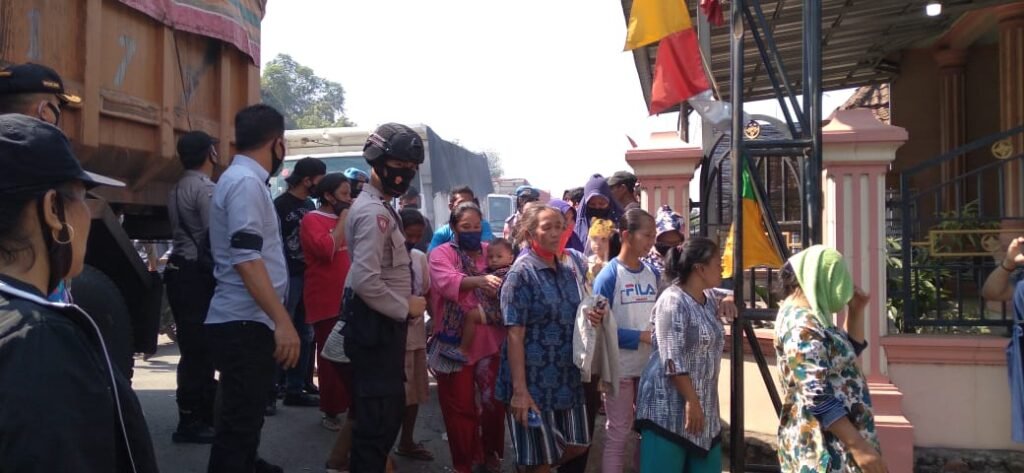 Ratusan Warga Gelar aksi Demo Tuntut Uang kompensasi Debu