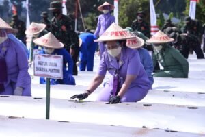 Ketum Dharma Pertiwi Tanam Perdana Ketahanan Pangan Nasional di Cianjur
