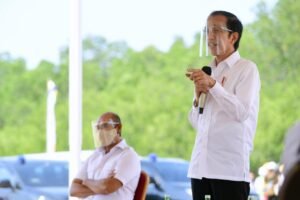 Beri BMK untuk Pelaku Usaha Kecil di Labuan Bajo, Presiden: Jangan Pernah Menyerah dan Tetap Semangat