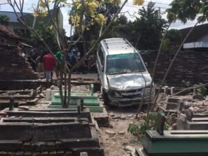 Ini Kronologi Mobil Tabrak Tembok Kuburan di Desa Winong