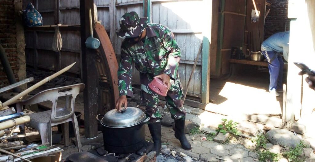 Satgas TMMD Rehab Rumah Juga Bantu Memasak