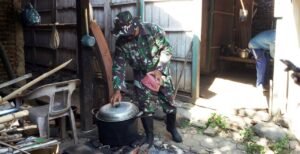 Satgas TMMD Rehab Rumah Juga Bantu Memasak