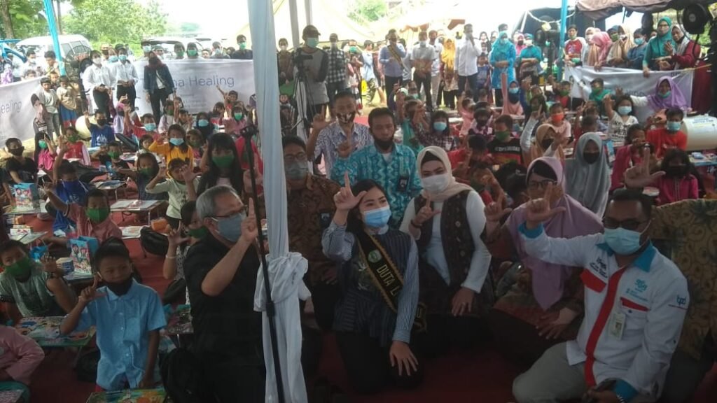 Sambangi Korban Kebakaran, Duta Literasi Sumsel Hibur Anak-anak Pasar Bawah