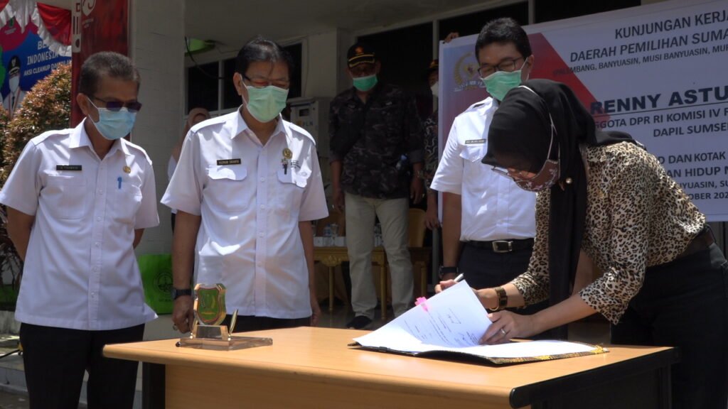 Reses, Legislator Senayan ini Beri Bantuan APD dan Kotak Sampah ke Muba