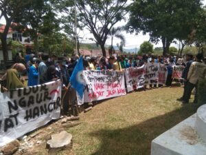 Aksi Demo Aliansi Mahasiswa Pertanyakan Kinerja DPRD Tanah Datar