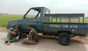 Istirahat Disamping Mobil Patroli Harus Dilakoni Satgas TMMD