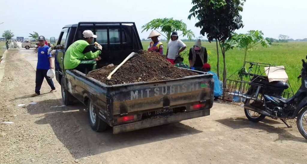 Langsir Material untuk Pembereman Jalan TMMD Terus Dilakukan