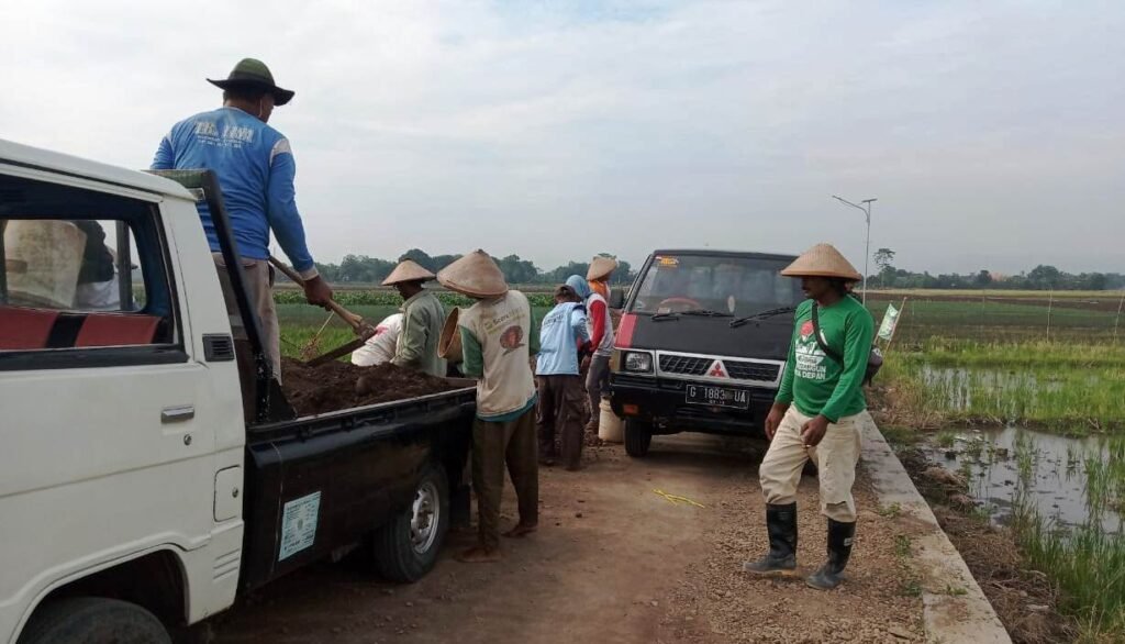 Kerahkan Dua Mobil L300 untuk Langsir Urugan Jalan TMMD