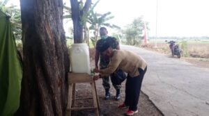 Anggota Kesehatan Satgas TMMD Ingatkan Warga untuk Selalu Cuci Tangan