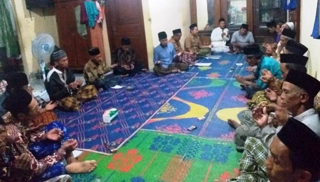 Jalin Kemanunggalan, Anggota Satgas TMMD Hadiri Acara Tahlilan Warga
