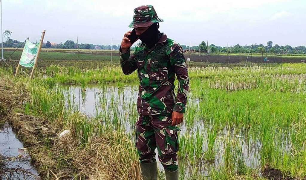 Meski Tengah Tugas TMMD, Tetap Menjalin Silaturahmi dengan Keluarga