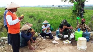 Senang Makan Bareng Tentara di Lokasi Jalan TMMD