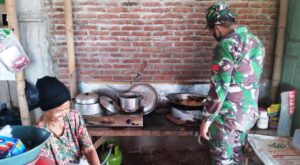 Menjadi Kenangan, TNI Satgas Sering Bantu Masak Warga