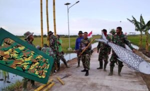 Jelang Penutupan TMMD Kodim Kendal, Satgas dan Warga Sempat Lembur Benahi Gapura