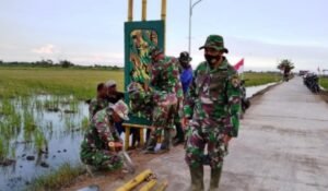 Pembuatan Gapura Bambu Dilokasi TMMD Sendang Kulon